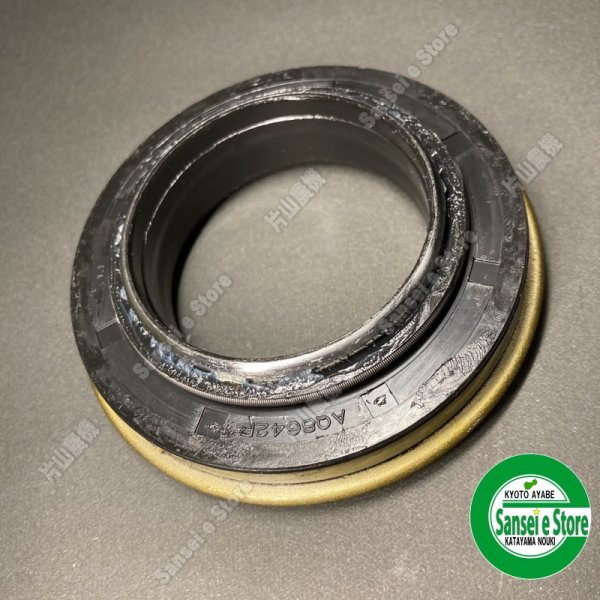 画像2: クボタ 純正 トラクター用  後輪軸特殊軸付オイルシール  (2)